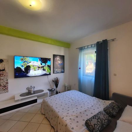Apartments Pula With Private Parking Self Check In Exterior foto