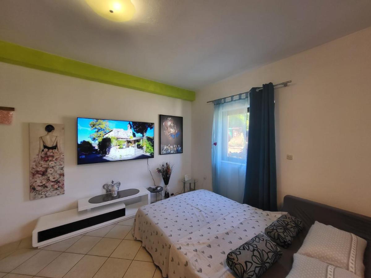 Apartments Pula With Private Parking Self Check In Exterior foto